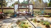 Der Garten von Danielle und Eddie besteht aus viel Unkraut und willkürlich aufgestellten Topflanzen. Landschaftsdesignerin Sara legt einen kleinen Bach an, stellt einen Brunnen auf und sorgt dank einer Outdoor-Lounge für gemütliche Abende im Grünen.