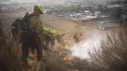 Die Mitarbeiter von Riverside blicken auf das Jurupa Valley, um sich zu vergewissern, dass das Buschfeuer gelöscht worden ist.
