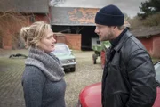 Die Freundin des Ermordeten, Carmen Wieder (Anna Schudt, l.), ist eine militante Tierschützerin, die jegliche Verhältnismäßigkeit aus den Augen verloren hat. Für Mick (Henning Baum, r.) kommt sie als Täterin durchaus infrage ...