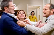 Sophia (Krista Birkner, h.M.) beobachtet überrascht, wie Markus (Timo Ben Schöfer, v.r.) in Rage auf Christoph (Dieter Bach, v.l., mit Daniela Kiefer, v.M.) losgeht.