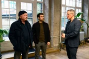 Otto (Florian Martens, l.) und Nils (Lucas Reiber, M.) werden im Architekturbüro von Joachim Kern (Max Urlacher, r.) empfangen. Sein Chef wurde ermordet.