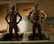 Erleben nette Stunden miteinander: Francis (Christopher Masterson, l.) und Hal (Bryan Cranston, r.) ...