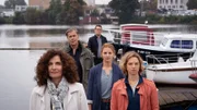 Lars (Ingo Naujoks), Finn (Sven Martinek), Nina (Julia E. Lenska), Tomke Jennsen (Anjorka Strechel) und Dr. Zobel (Proschat Madani) freuen sich auf einen gemeinsamen Ausflug.