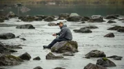 Tomas (Tobias Santelmann) beim Fischen.