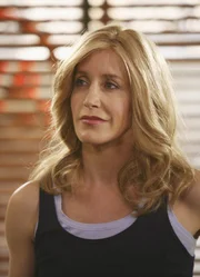 Trifft auf einen alten Bekannten: Lynette (Felicity Huffman) ...