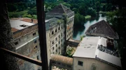 Lost Places – das sind verlassene und verfallene Ort, an denen die Zeit stillzustehen scheint. Meist sind sie verborgen hinter hohen Zäunen und verbarrikadiert. Der Film erkundet ihre Geheimnisse und unbekannte Geschichten. Er führt uns zu drei der spektakulärsten und geheimnisvollsten Industrieruinen Brandenburgs - Geisterfabriken. - Ehemaliges Kraftfuttermischwerk.