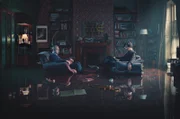 Eine Videobotschaft lassen Sherlock (Benedict Cumberbatch, re.) und Watson (Martin Freeman, li.) an Moriartys Tod zweifeln: Hat Sherlocks Rivale diese vorher aufgezeichnet – oder tatsächlich auf mysteriöse Weise überlebt?