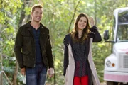 Als Zoe (Rachel Bilson, r.) einem Essen mit Jesse (Justin Hartley, l.) zustimmt, weiß sie noch nicht, wer er wirklich ist ...