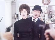 Patrick MacNee (r.) Linda Thorson (l.)