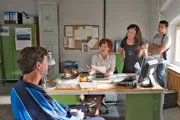 L-R: Rudi Sterzenbach (Rainer Ewerrien), Hertha Frohwitter (Ulrike Krumbiegel), Sonja Schmidt (Claudia Fritzsche) und Mario Petrassi (Daniel Rodic).