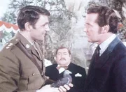 Patrick MacNee (r.)