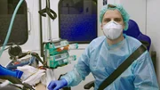 Auf dem Höhepunkt der zweiten Pandemiewelle stößt das Team der Intensiv-Station 43 täglich an die Grenzen dessen, was der Mensch vermag.