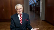 Thomas Schäfer-Elmayer meint, dass in Zukunft die Ansprache mit Titeln verloren gehen - so auch eine österreichische Tradition, weil viele Titel hinten angestellt werden oder amerikanisch klingen.