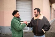 Baris (Metehan Demiröz, r.) und Theo (Julius Dombrink) nähern sich einander an.