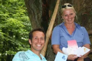 Willi schaut bei Postbotin Sonja Spionek in Eutin in Schleswig- Holstein vorbei. Dort steht die Bräutigamseiche, ein über 500 Jahre alter Baum, der lange Zeit der einzige der Welt mit eigener Postanschrift war.