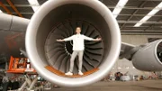Vier riesige Triebwerke liefern den Schub für das größte Passagierflugzeug der Welt. Am Frankfurter Flughafen erfährt "PUR+" Moderator Eric, wie der Auftrieb bei der A380 entsteht.