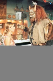 Der riesige Troll (Abraham Benrubi, r.) will mit einem großen Hammer alles zerstören. Buffy (Sarah Michelle Gellar, l.) will ihn aufhalten ...