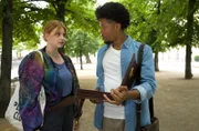 Am Lustgarten zeigt Studentin und Dom-Kellnerin Sophie Lorenz (Lilly Charlotte Dresen, l.) Robert Baars (Nyamandi Adrian, r.) heikle Unterlagen.