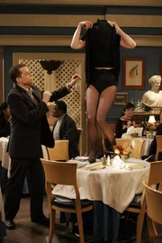 Evelyn zwingt Alan (Jon Cryer, l.) zu einem Doppeldate mit ihrem neuen Freund und dessen Tochter Trudy (Chloe Webb, r.). Er ist einverstanden, weil er nicht ahnt, was auf ihn zukommt ...