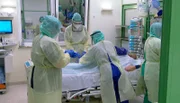 Coronapandemie, März 2020: Auf der Intensivstation wird eine Covid-Patientin künstlich beatmet. Sie liegt auf dem Bauch, um die Lunge zu entlasten.