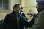 Jake (Josh Lucas, l.) und Laura verdächtigen den Männerrechtler Kurt (Greg Grunberg, r.), in den Mord eines berühmten Sportchirurgen verwickelt zu sein ...