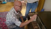 Mario Hämmerle beim Schätzen im Haus von Désirée Schindler.