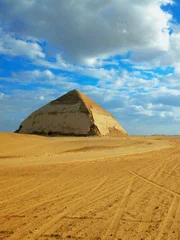 Pyramiden in einer trockenen Landschaft, Gebogene Pyramide, Dashur, Ägypten