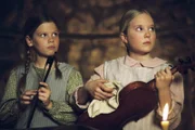 Müssen sich erst an das neue Leben gewöhnen: Laura (Kyle Chavarria, l.) und Mary (Danielle Chuchran, r.)