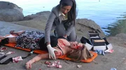 Alexx Woods (Khandi Alexander) untersucht die Leiche einer jungen Frau, die ermordet wurde. Alles sieht zunächst danach aus, als sei sie das Opfer eines radikalen Autodiebs.