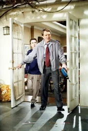 Hal (Bryan Cranston, re.) und Malcolm (Frankie Muniz) kommen total genervt von der Bibelstunde nach Hause.