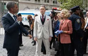 (v.l.n.r.) Kanter Harris (Michael B. Silver); Dr. Dylan Reinhart (Alan Cumming); Lizzie Needham (Bojana Novakovic)