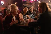 Deborah (Jean Smart, l.), Kiki (Poppy Liu, M.), Ava (Hannah Einbinder, r.) und deren Mutter, die ihr einen Überraschungsbesuch abstattet, beschließen den Abend gemeinsam in einer Bar zu verbringen. Doch plötzlich kippt die entspannte Stimmung.