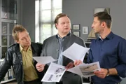Die Kollegen aus dem Rosenheimer Kommissariat Mohr (Max Müller, l.), Hartl (Michael A. Grimm, M.) und Hansen (Igor Jeftic, r.) klären den Mord an einem Hausbesitzer auf.