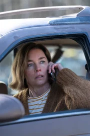 Glory Maitland (Julianne Nicholson)