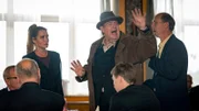 Klaus (Jörg Gudzuhn) möchte die Beerdigung für eine Abrechnung nutzen. Seine Tochter Anna (Anja Kling) und ihr Mann Carsten (Martin Brambach) sind wenig begeistert.