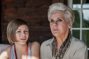 Jenni (Philomena Köbele, l.) möchte von ihrer Großmutter Johanna Wiesgott (Maresa Hörbiger, r.) mehr über ihre Mutter Marie erfahren.