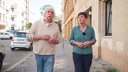 Journalistin Katja Füchsel zeigt Profiler Axel Petermann die Strecke, auf der Georgine spurlos verschwunden ist.