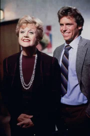 Jessica (Angela Lansbury, l.) besucht ihre Nichte Victoria in San Francisco, um deren Verlobten Howard Griffin (Jeff Conaway, r.) unter die Lupe zu nehmen. Beim näheren Hinsehen entpuppt sich der junge Mann als erfolgloser Schauspieler mit undurchsichtigem Lebenswandel.