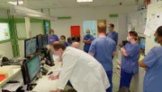 Coronapandemie, März 2020: Das Team der Intensivstation muss dauerhaft Masken tragen, weil sie ungeschützten Kontakt zu einem Covid-Patienten hatten.