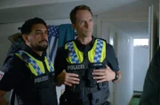 Mattes (Matthias Schloo, r.) und sein neuer Kollege Malik (Zejhun Demirov, l.) schauen sich in der Wohngruppe von Ben um.