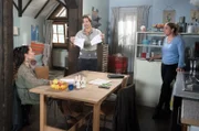 Ben (Hakim Michael Meziani, M.) überzeugt Britta (Jelena Mitschke, r.) und Tina (Katja Frenzel, l.), dass er keine Rund-um-die-Uhr-Betreuung braucht.