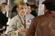 Monk (Tony Shalhoub) absolviert mit Frau Benson (Victoria Tennant) einen Malkurs.