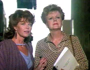 Jessica Fletcher (Angela Lansbury, re.) ist mit der Maskenbilderin Marta Quintessa (Samantha Egger) unterwegs. Die berühmte Schriftstellerin ist zu Gast in Hollywood, wo ihr Buch "Die Leiche tanzt um Mitternacht' verfilmt werden soll.
