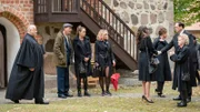 Pfarrer Ernst Wittig (Thomas Thieme, li.) mit den Trauernden (2. v. l. n. r.): Carsten (Martin Brambach), Anna (Anja Kling), Jacky (Luise von Finckh), Sabine (Claudia Michelsen), Mario (Charly Hübner) und Hildegard (Christine Schorn).