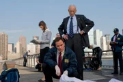 L-R: FBI-Agent Peter Burke (Tim DeKay) und Reese Hughes (James Rebhorn)
