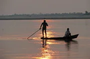 Wenn der Brahmaputra, „der Sohn Brahmas“ gnädig ist, so sagen die Fischer, dann kommen sie im Morgengrauen mit reicher Beute nach Hause. Wenn der Brahmaputra, „der Sohn Brahmas“ gnädig ist, so sagen die Fischer, dann kommen sie im Morgengrauen mit reicher Beute nach Hause.