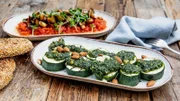 Das heutige Rezept: Gebratene Zucchini an einem Mandel-Petersilien-Pesto, frittierte Aubergine mit Tomatensauce und Sesamkringel. (Weitere Bilder auf Anfrage)