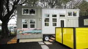 Sich von 280 Quadratmetern auf 37 zu verkleinern, fällt Leslie aus Nordkalifornien nicht leicht. Doch ein Tiny Haus ist die Lösung für ihren Plan, in Zukunft weniger zu arbeiten und mit ihren Pferden und Hunden das Leben zu genießen.