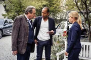 Die Kommissare Benedikt Beissl (Andreas Giebel, l.) und Jerry Paulsen (Peter Marton, M.) befragen Jana Kupka (Anna Ewelina, r.), eine Angestellte des Hotels.