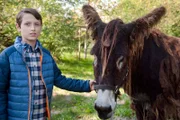 Der introvertierte Tom (Nemo Frenzel) will unbedingt seinen Poitou-Esel Portos behalten. Dem geht es aber schlecht und eine Behandlung ist zu teuer für seine Familie.